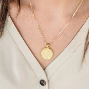 Modern medallion oval pendant hung on a beautiful box chain